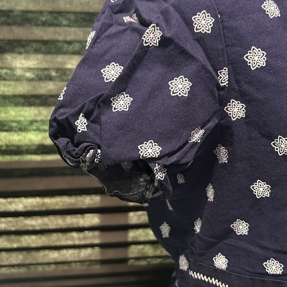 Laura Ashley Women’s Blue w White Print Short Fitted Sleeve Scrub Top Small - Picture 6 of 9